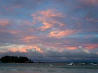Über dem Meer  an der Anse Volbert leuchten die Wolken orangerot - Praslin